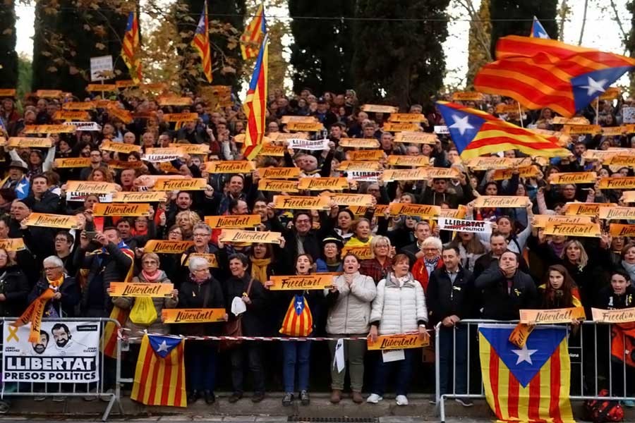 Protesters take part in a demonstration called by pro-independence asociations asking for the release of jailed Catalan activists and leaders, in Barcelona, Spain, November 11, 2017. (REUTERS)