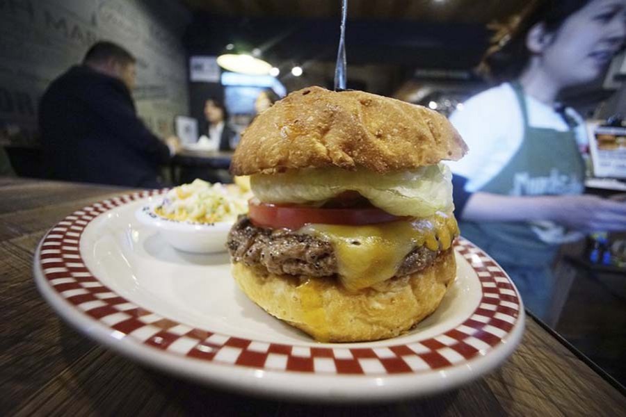 Long queue in Tokyo for Trump’s cheeseburger