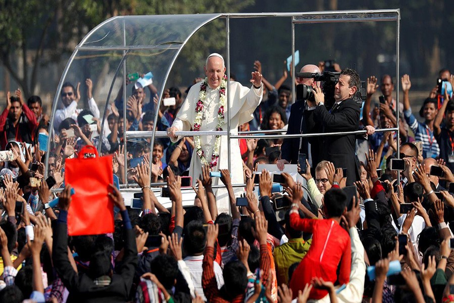Pope celebrates open-air Mass at Suhrawardy Udyan