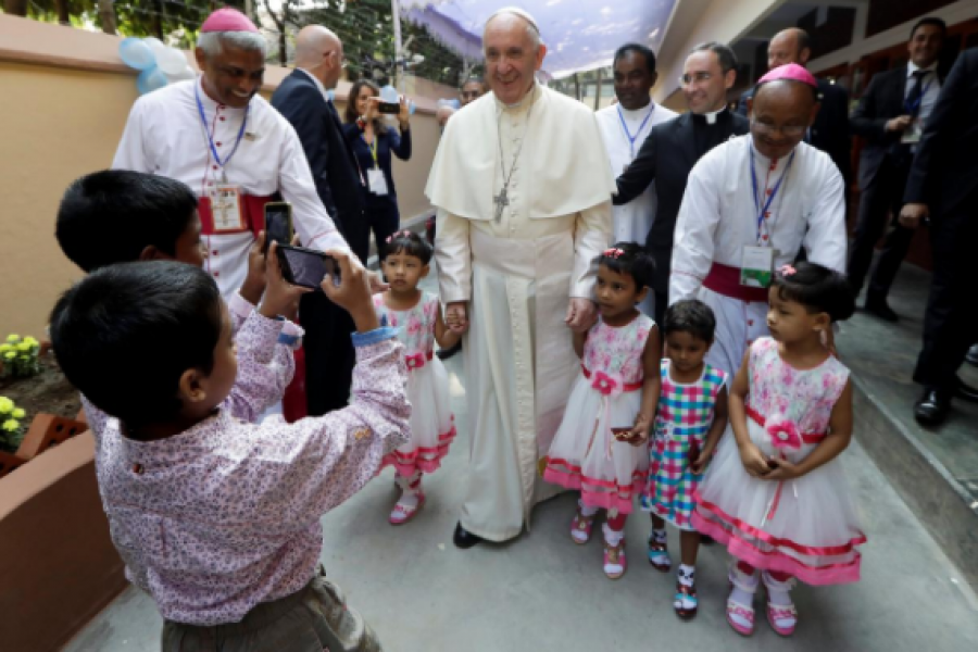 Pope visits orphans in Dhaka on last day of trip