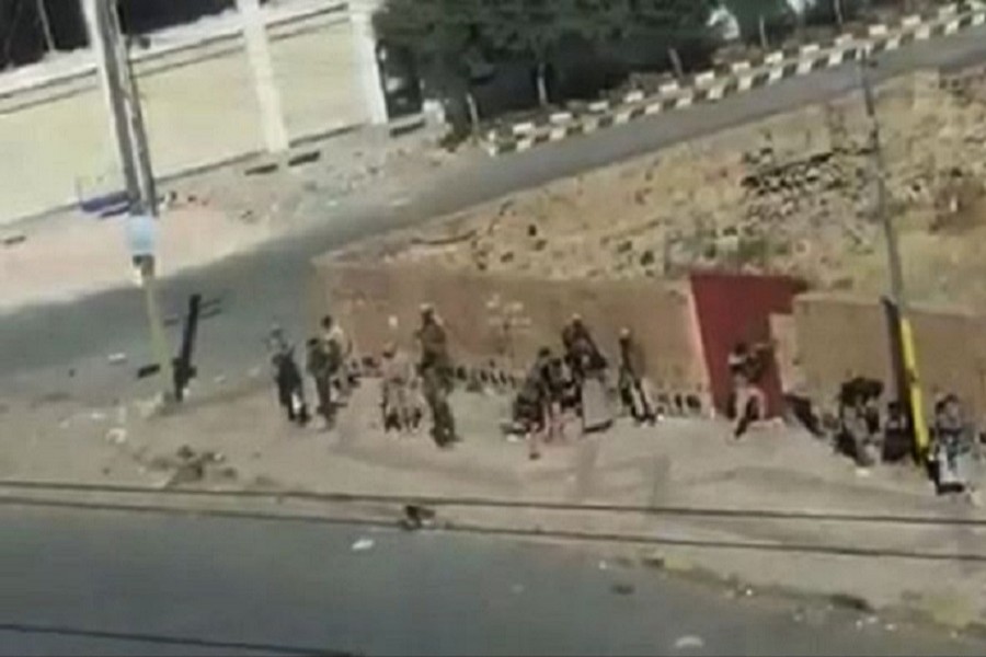 Grainy images showed Houthi rebels under fire from Mr Saleh's forces in Sanaa on Saturday. Stringer/BBC