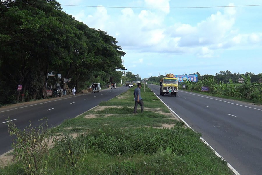 Sometimes the robbers stop the export goods-laden trucks or covered vans on the Dhaka-Chittagong highway identifying themselves as DB police. - Internet/YouTube photo