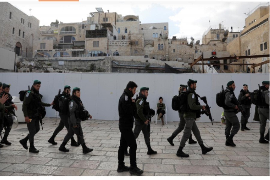 Israeli border police patrol at the plaza of the Western Wall, Judaism's holiest prayer site, in Jerusalem's Old City December 7, 2017. Reuters.