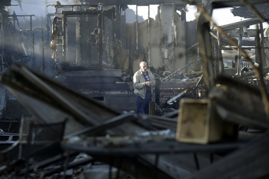 Southern California: Fire-crews helpless against wind-powered infernos