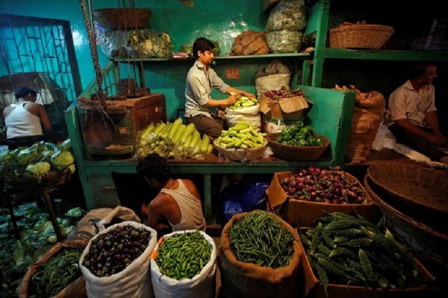 A vendor arranges vegetables at his stall in a market in Mumbai, November 13, 2017. Reuters/Files