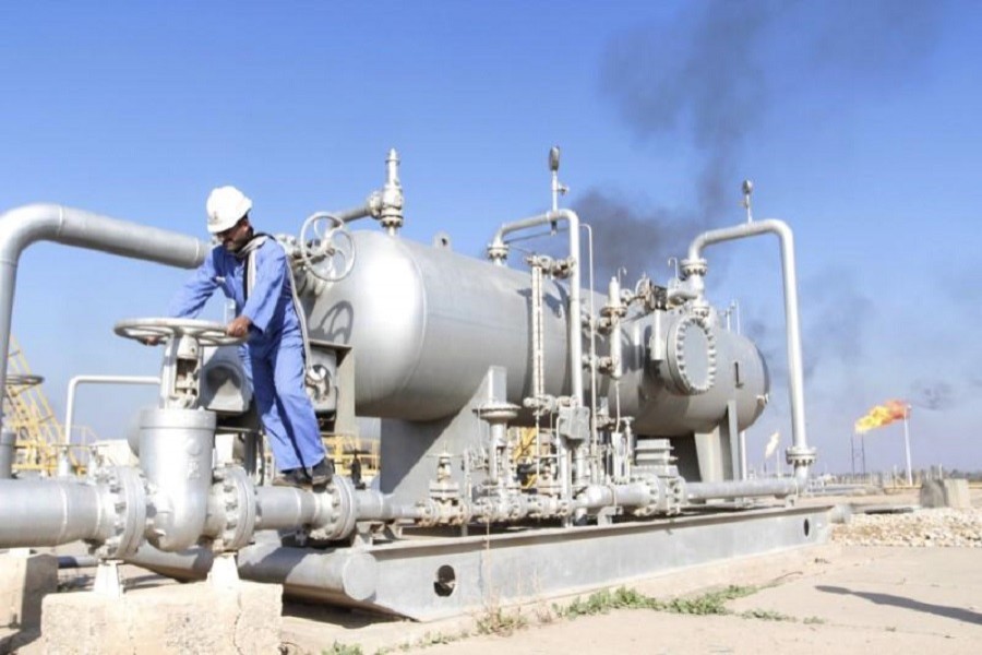 A worker checks the valve of an oil pipe at Nahr Bin Umar oil field, north of Basra, Iraq December 21, 2015. Reuters/File Photo