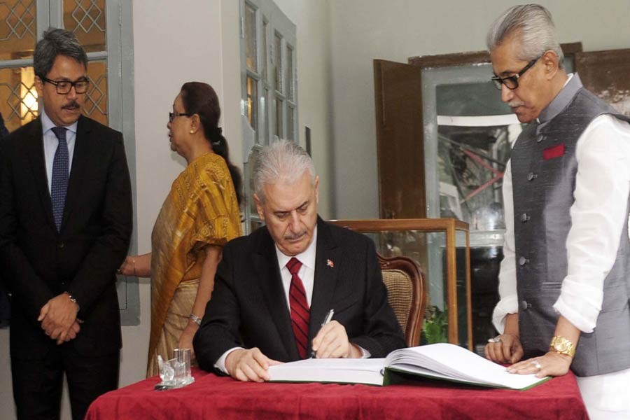 After placing wreaths and paying respect to Bangabandhu Sheikh Mujibur Rahman, Turkish Prime Minister Binali Yildirim signed visitors' book , photo: PID