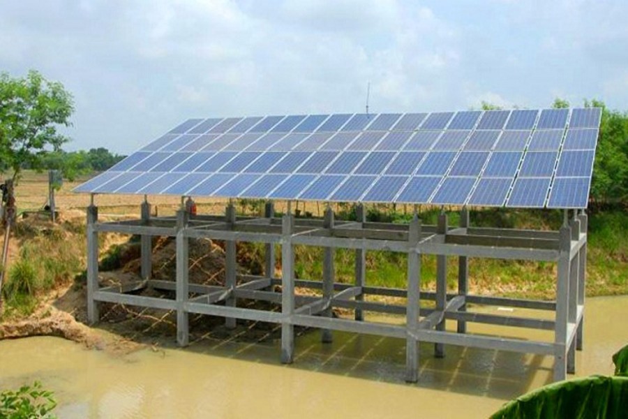 A solar pump is installed in a waterbody in Jagpur village under Godagari upazila of Rajshahi to supply water to cropland. The photo was taken on Monday. 	— FE Photo