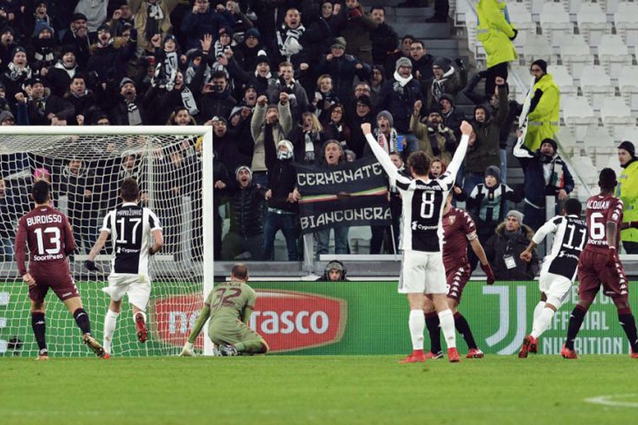 Juventus' Douglas Costa, second from right, celebrates after scoring during an Italian Cup quarter-final soccer match between Juventus and Torino at the Allianz Stadium in Turin, Italy, Wednesday, Jan 3, 2018. (AP)