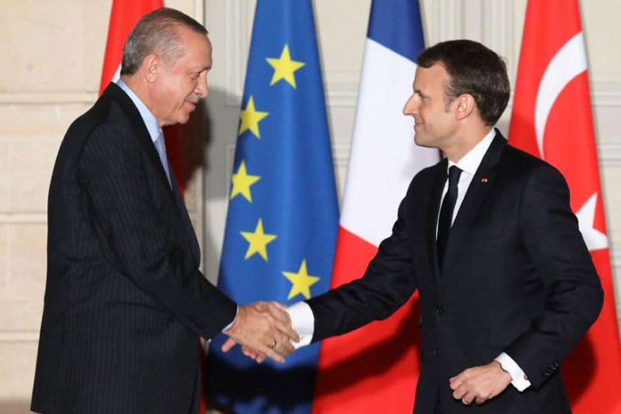 French President Emmanuel Macron (R) and Turkish President Recep Tayyip Erdogan shake hands after a joint press conference at the Elysee Palace in Paris. (Reuters)