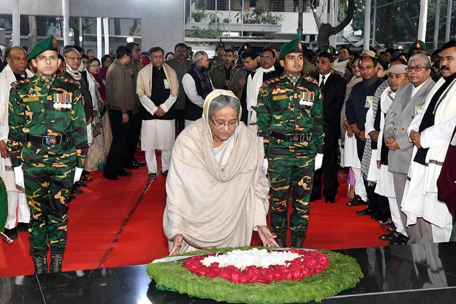PM pays tribute to Bangabandhu on Homecoming Day