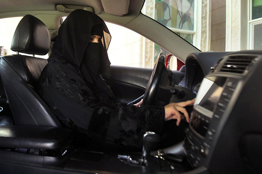 Woman driver recruitment begins in Saudi