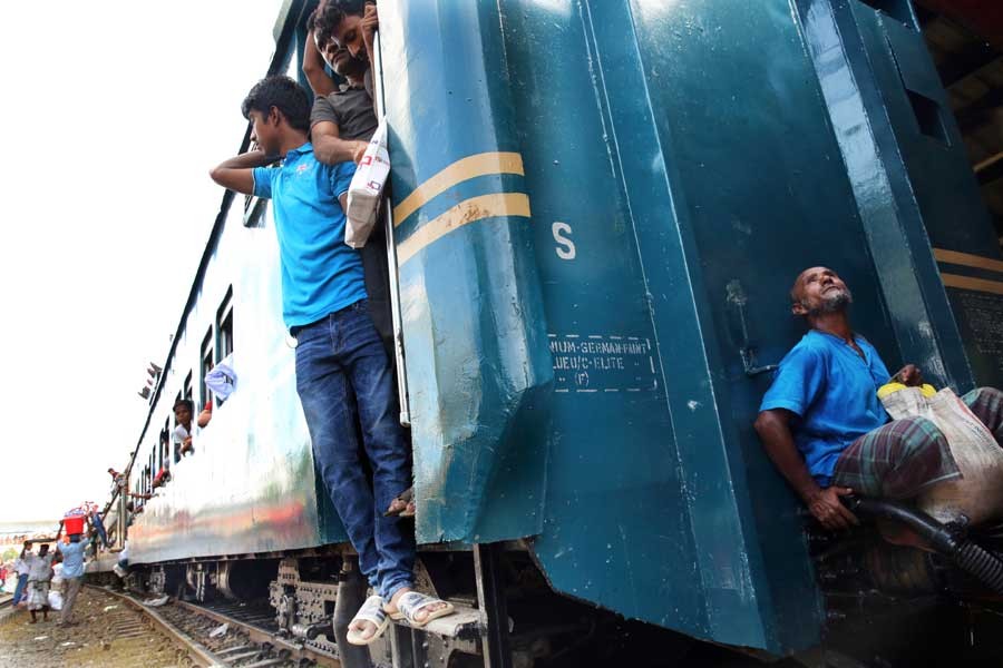 Train commuters surge owing to ramshackle road traffic