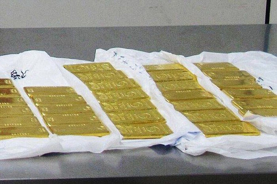 Customs officials detain one with Gold worth Tk 13.0m at Ctg airport
