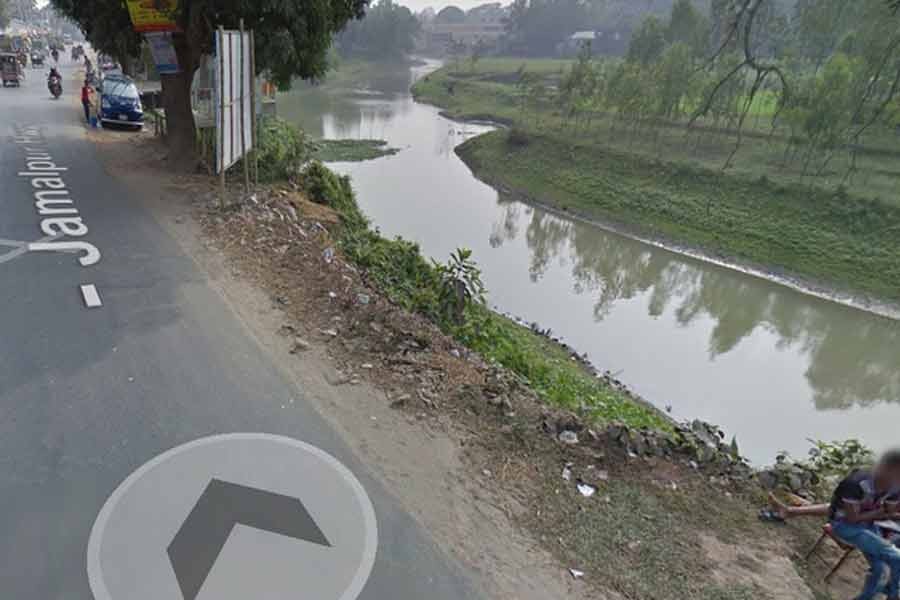 Bus plunges into river injuring 30, two missing