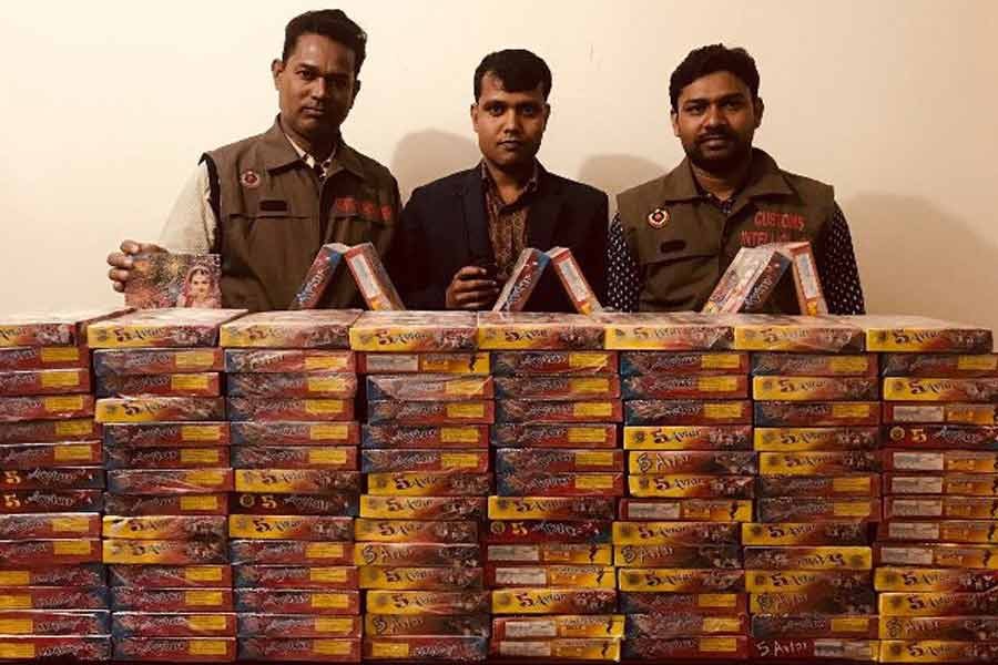 Customs recover huge firecrackers from train in Benapole