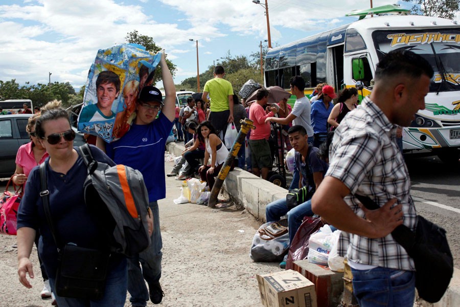 People carry bags to the Colombian-Venezuelan border after shopping in Cucuta, Colombia, July 17, 2016. (REUTERS)