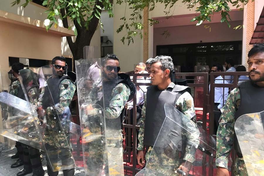 Maldives army surrounds parliament amidst political turmoil