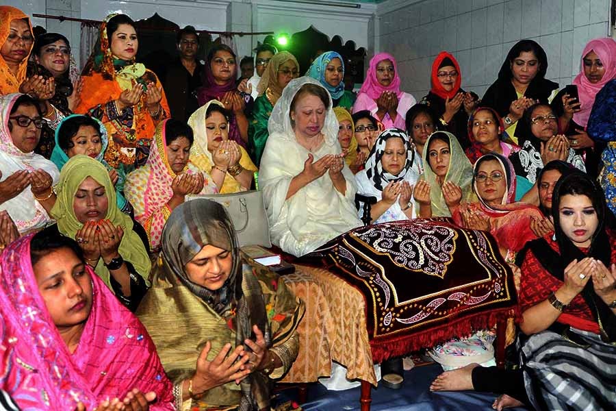 BNP Chairperson Khaleda Zia offers prayer at the shrine of Hazrat Shahjalal (R) in Sylhet on Monday. -Focus Bangla Photo