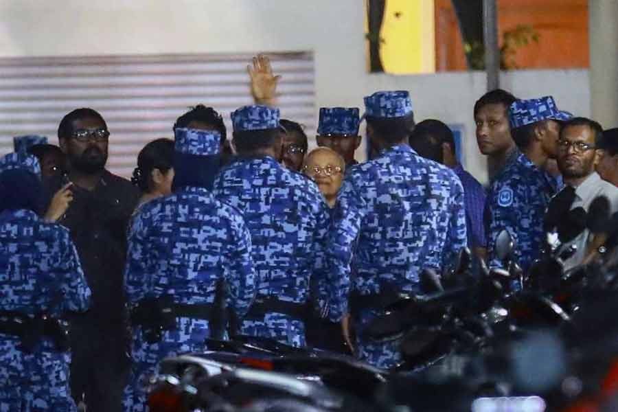 Policemen arrest former Maldives president and opposition leader Maumoon Abdul Gayoom, center, after the government declared a 15-day state of emergency in Male, Maldives, early Tuesday, Feb. 6, 2018, photo: AP