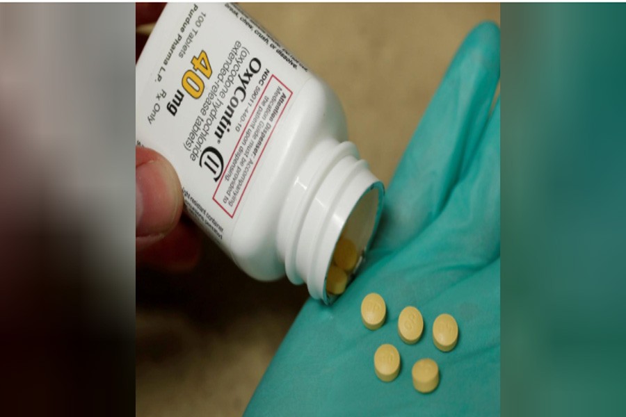 A pharmacist holds prescription painkiller OxyContin, 40mg pills, made by Purdue Pharma L.D. at a local pharmacy, in US on April 25, 2017, Reuters file photo.