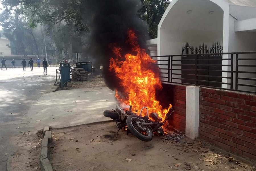 BNP activists clash with cops in Kakrail