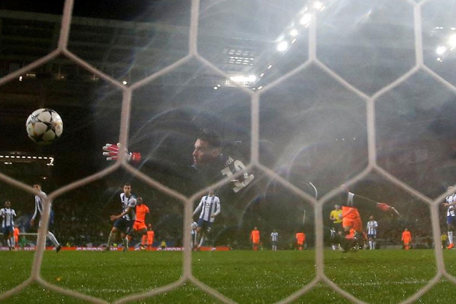 Champions League Round of 16 First Leg - FC Porto vs Liverpool - Estadio do Dragao, Porto, Portugal - February 14, 2018 Liverpool's Sadio Mane scores their fifth goal past Porto's Jose Sa to complete his hat trick. (Action Images via Reuters)