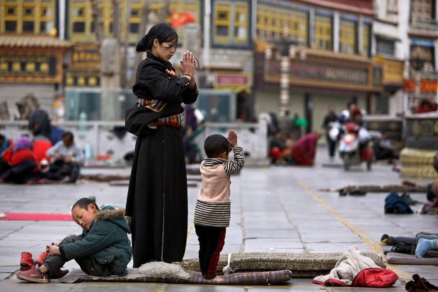 Tibetans pray outside Jokhang Monastery ahead of Tibetan New Year's Day in Lhasa, Tibet autonomous region, February 28, 2014.