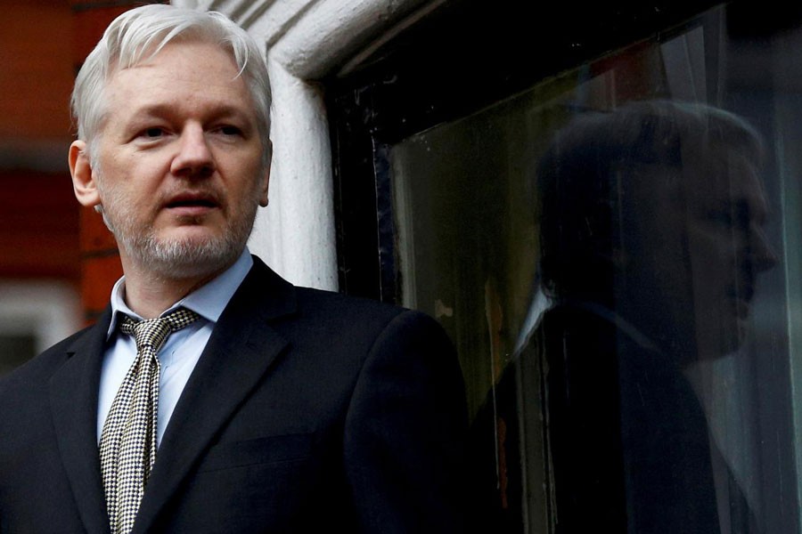 WikiLeaks founder Julian Assange makes a speech from the balcony of the Ecuadorian Embassy, in central London, Britain February 5, 2016. (Reuters)