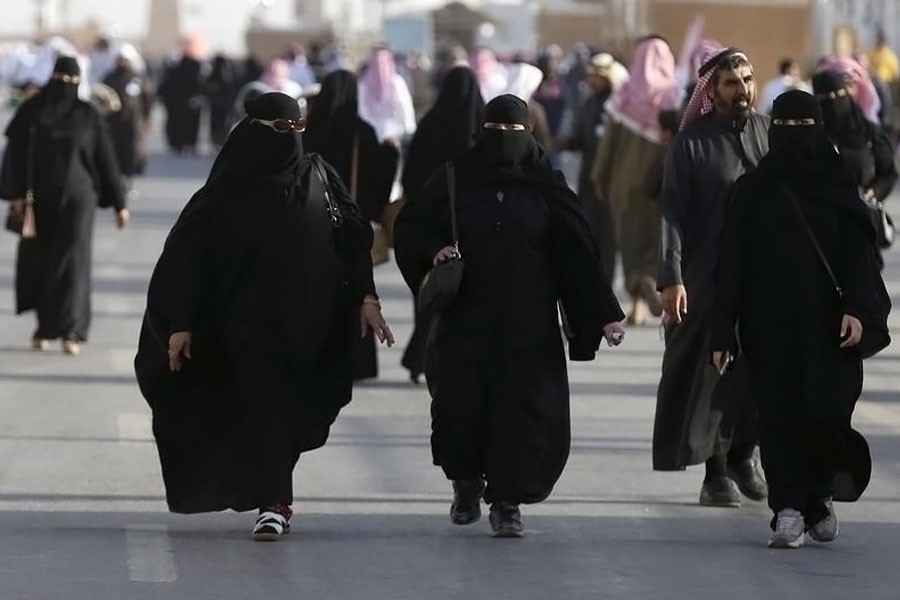 Saudi women arrive to attend Janadriyah Culture Festival on the outskirts of Riyadh, Saudi Arabia February 8, 2016. (REUTERS)