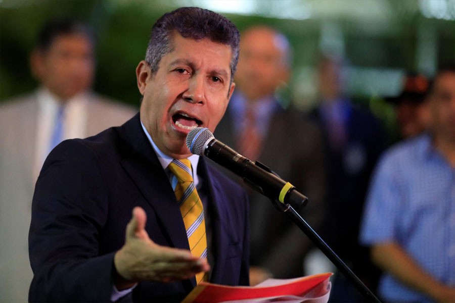 Venezuelan opposition presidential candidate Henri Falcon talks to the media after registering his candidacy for president at the National Electoral Council (CNE) headquarters in Caracas, Venezuela February 27, 2018. Reuters.