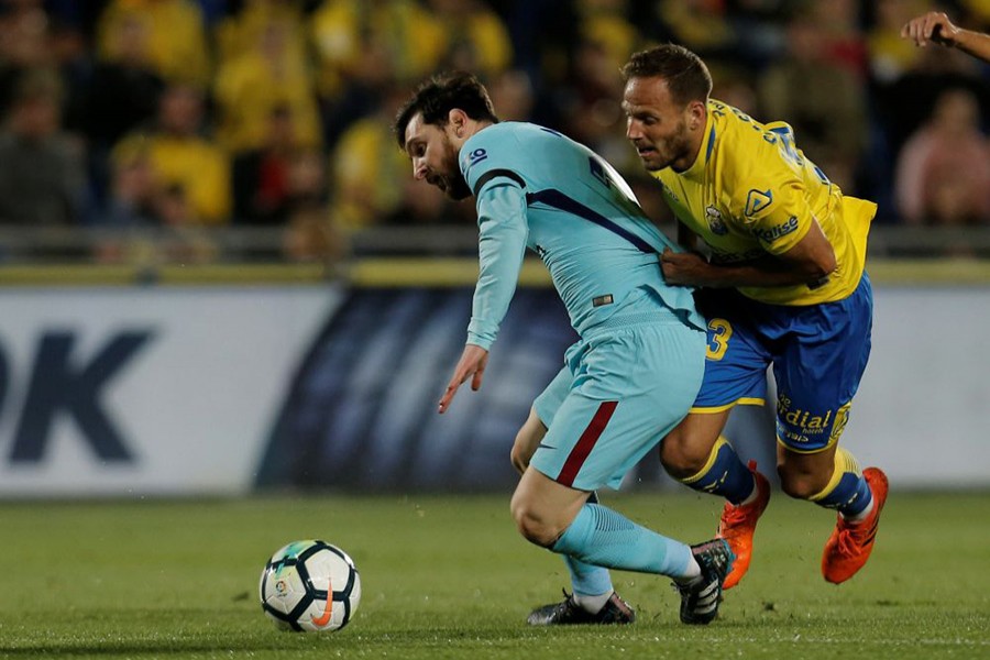 Lionel Messi (L) was largely kept in check during Thursday's clash against relegation-fighting Las Palmas. - Reuters photo