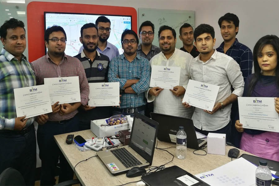 Participants receive certificate after completing training on professional digital marketing.