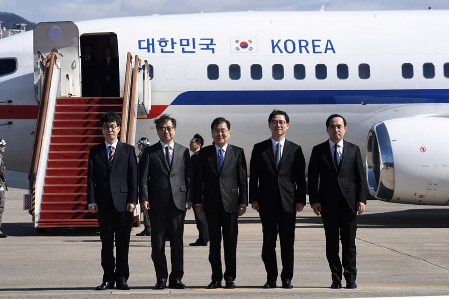 Members of South Korean delegation pose before boarding an aircraft as they leave for Pyongyang at a military airport in south of Seoul on Monday. -Reuters Photo