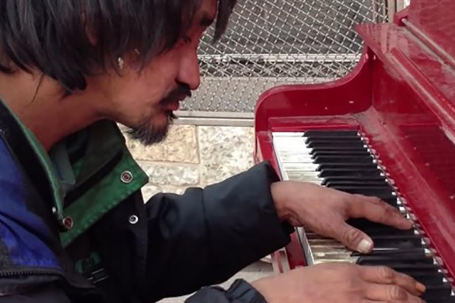 Canada's homeless piano player dies at 46