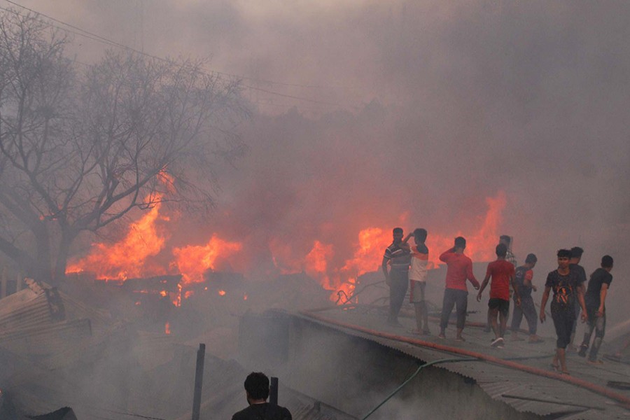 Huge fire burns 4,000 shanties in Mirpur
