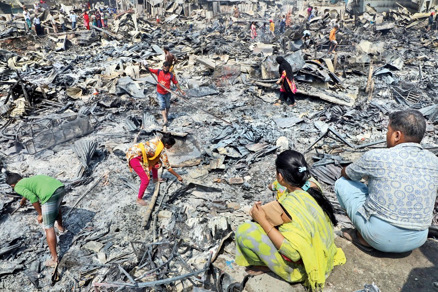 Fire guts thousands of houses at Mirpur slum