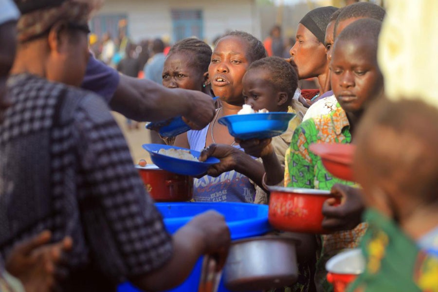 Internally displaced Congolese civilians receive food aid at Medecins Sans Frontieres (MSF) centre in Bunia, eastern Democratic Republic of Congo February 16, 2018. Reuters.