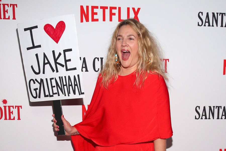 Drew Barrymore holds up a 'I love Jake Gyllenhaal' sign. Image: Daily Mail Online