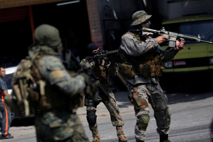 Special Operations Battalion (BOPE) policemen aim their weapons during an operation in Alemao slums complex after violent clashes between policemen and drug dealers in Rio de Janeiro, Brazil May 4, 2017. Reuters.