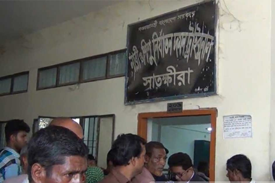Convict escapes from Satkhira court after death penalty