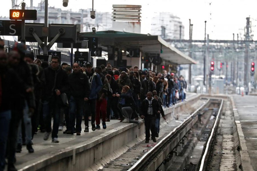 Commuters walk on a platform at Gare de Lyon train station in Paris during a nationwide strike by French SNCF railway workers, France, April 3, 2018. Reuters.