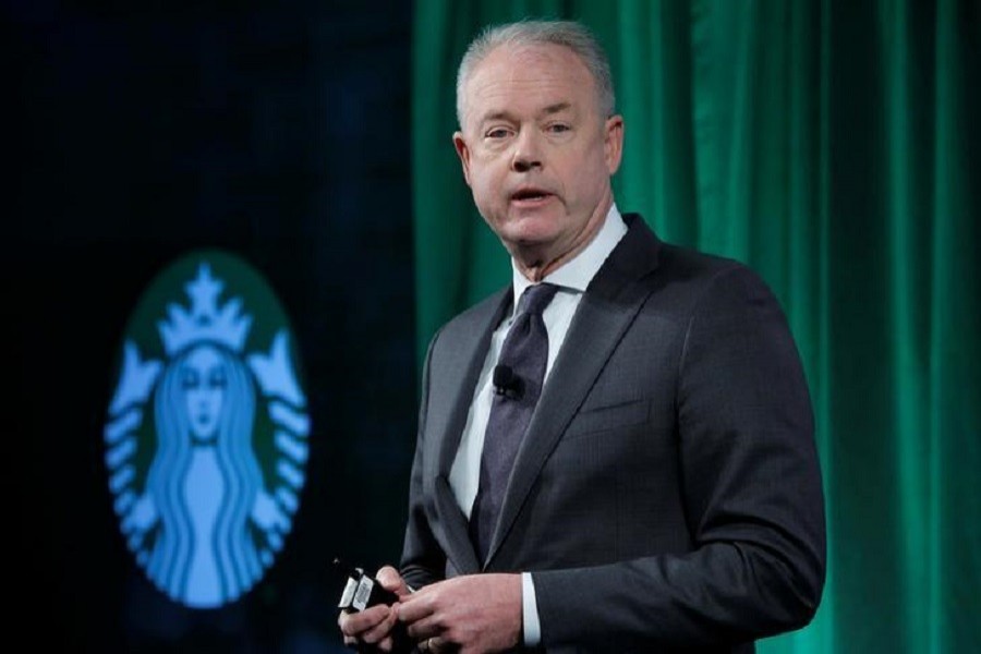 Starbucks chief executive apologises  for arrests of two black men   