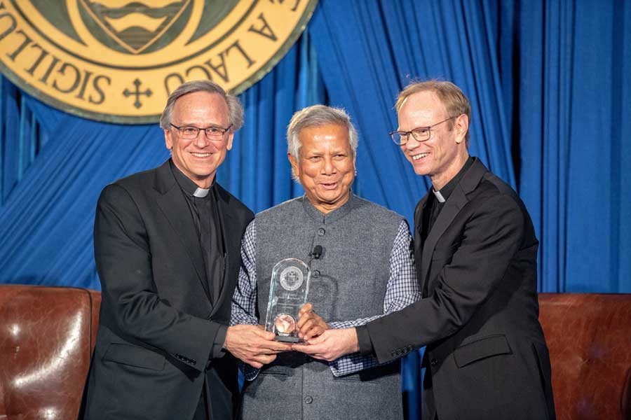 Dr Yunus receives Notre Dame Award for Int’l Dev and Solidarity