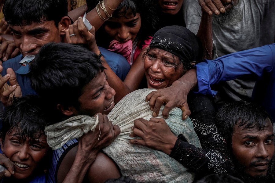 Rohingya refugees scramble for aid at a camp in Cox's Bazar, Bangladesh September 24, 2017. Reuters/File Photo