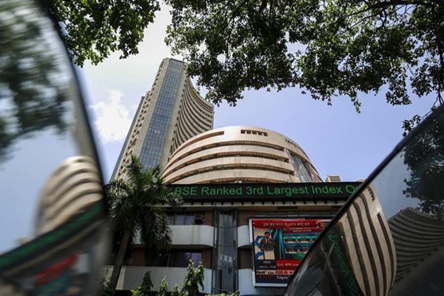 Indian shares inch up; IT sector soars