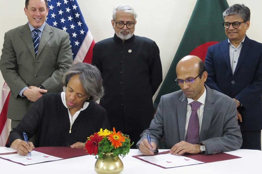 US Ambassador Marcia Bernicat and ULAB Vice-chancellor Professor HM Jahirul Haque signing an MoU on Tuesday. Photo: UNB