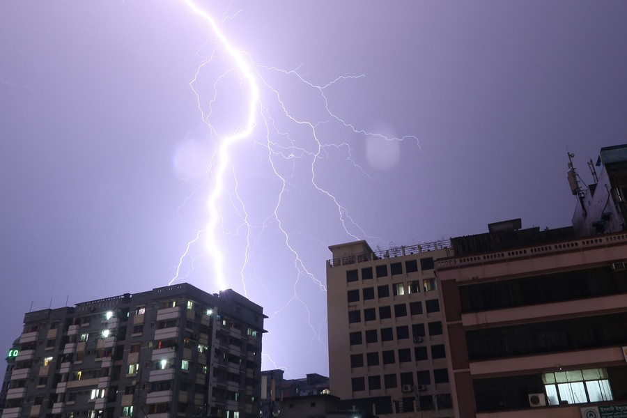 Lightning shaft that descends from above to kill