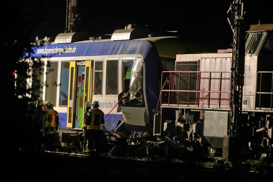 Firefighters and paramedics work at the scene where two trains collided in Aichach near Augsburg, Germany May 8, 2018. Reuters.