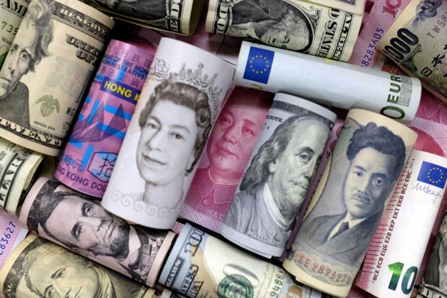 Euro, Hong Kong dollar, US dollar, Japanese yen, pound and Chinese 100 yuan banknotes are seen in this picture illustration, January 21, 2016. Reuters/File Photo